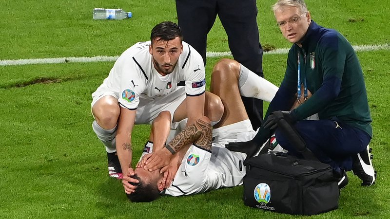 Fotografija: Leonardo Spinazzola je hitro spoznal, da je zanj konec eura, tolažil ga je tudi klubski soigralec Bryan Cristante. FOTO: Stuart Franklin/AFP