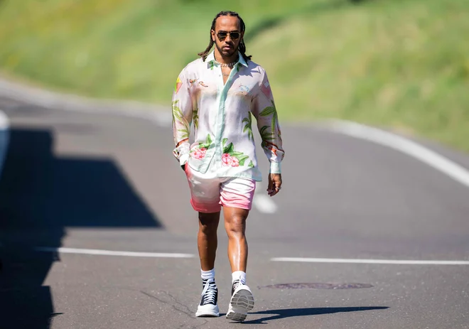 Lewis Hamilton je v Spielbergu, kjer bo jutri osma dirka za svetovno prvenstvo v formuli 1, opravil še eno pomembno tekmo, še za dve leti je podaljšal pogodbo z ekipo Mercedes. FOTO: Georg Hochmuth/AFP