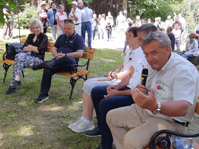 Koroški župani so si tako kot nekoč njihovi predniki vzeli čas za razmislek pod lipo. FOTO: Mateja Kotnik/Delo