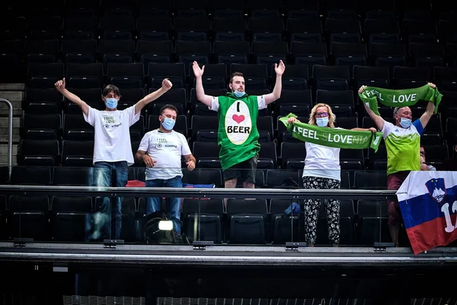 V Litvi slovenske košarkarje spremlja tudi lepo število slovenskih navijačev. FOTO: FIBA.basketball