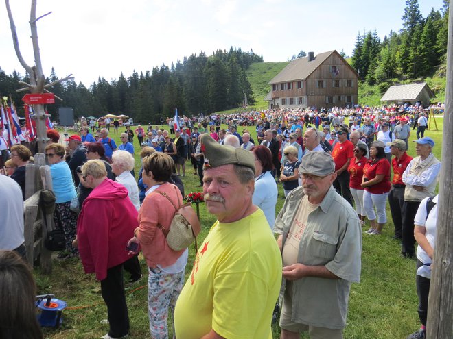 Velika množica ljudi se je danes udeležila partizanske spominske prireditve na Menini planini. FOTO: Bojan Rajšek/Delo