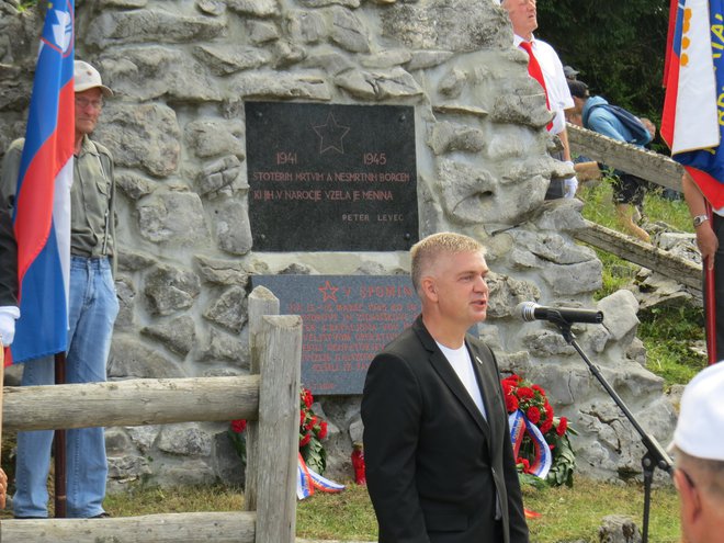 Slavnostni govornik pred spomenikom padlih na Menini planini je bil zgodovinar dr. Martin Premk. FOTO: Bojan Rajšek/Delo