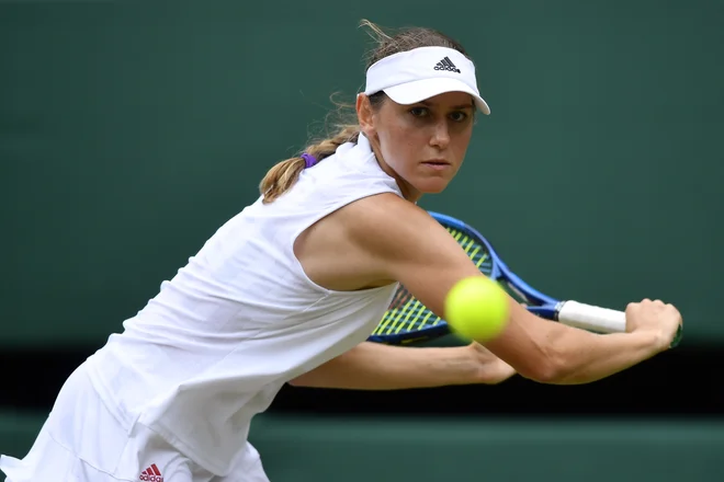 Slovenka Kaja Juvan v 3. krogu teniškega turnirja v Wimbledonu ni bila kos favorizirani Cori Gauff. FOTO: Toby Melville/Reuters