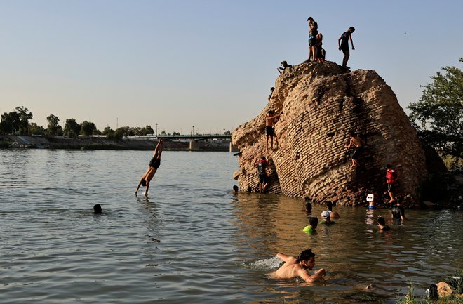Kopalci na reki Tigris v Bagdadu. FOTO: Thaier Al-sudani/Reuters