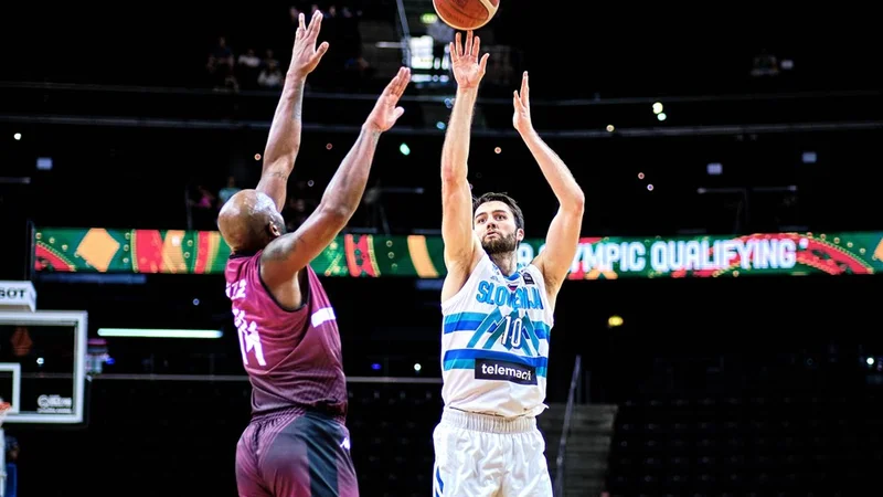 Fotografija: Mike Tobey (desno) se je izkazal na obračunu z Venezuelo. FOTO: Fiba