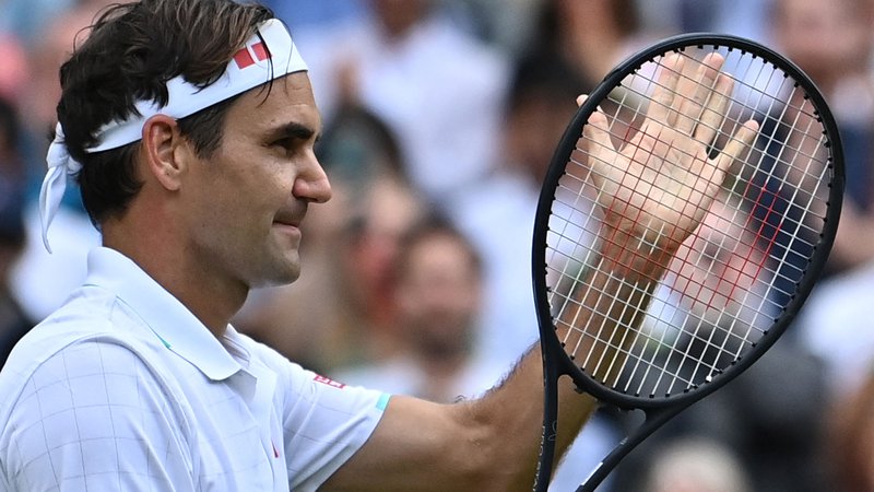 Fotografija: Roger Federer med proslavljanjem sobotne zmage. FOTO: Ben Stansall/AFP