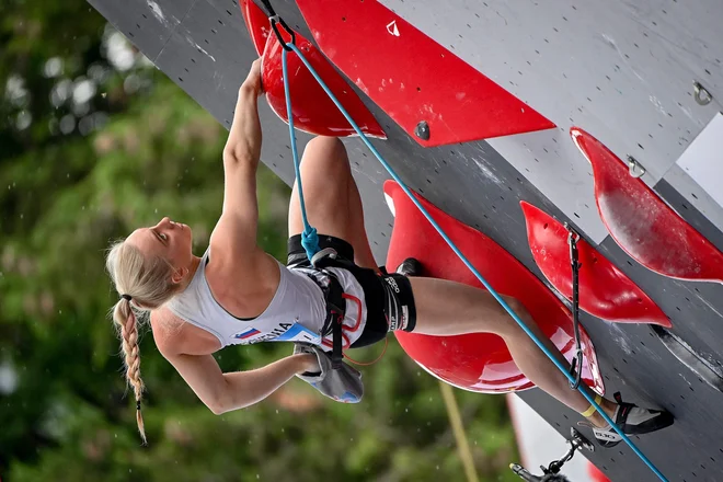 Janja Garnbret (na fotografiji) med sobotnim nastopom. FOTO: Fabrice Coffrini/AFP
