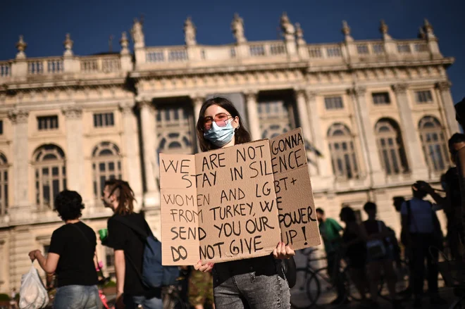 Članice feministične skupine Non una di meno so na trgu Piazza Castello v Torinu organizirale protest proti odločitvi turškega predsednika Erdogana, ki je marca sprožil ogorčenje z izstopom od prve zavezujoče pogodbe na svetu za preprečevanje in boj proti nasilju nad ženskami, znano kot Istanbulska konvencija. Pakt iz leta 2011, ki ga je podpisalo 45 držav in EU, zahteva, da vlade sprejmejo zakonodajo, povezano s pregonom kaznivih dejanj, vključno s posilstvom v zakonu in pohabljanjem ženskih spolnih organov. FOTO: Marco Bertorello/Afp<br />
