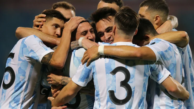 Fotografija: Argentinci so se takole veselili zmage nad Ekvadorci. FOTO: Diego Vara/Reuters