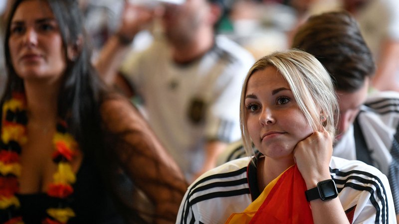 Fotografija: Nemško dekle po porazu z Anglijo na nogometnem EP tak' žalostno gleda v svet. FOTO: Ina Fassbender/ AFP