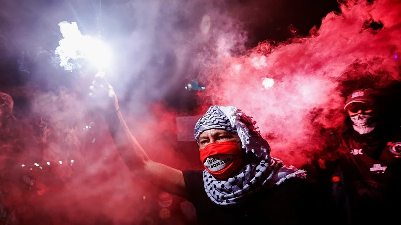 Fotografija: Protesti, h katerim je pozvala opozicija, so sicer potekali v kar 110 mestih po vsej državi, med drugim v prestolnici Brasilia, Portu Alegre in Belemu. FOTO: Mariana Greif/Reuters