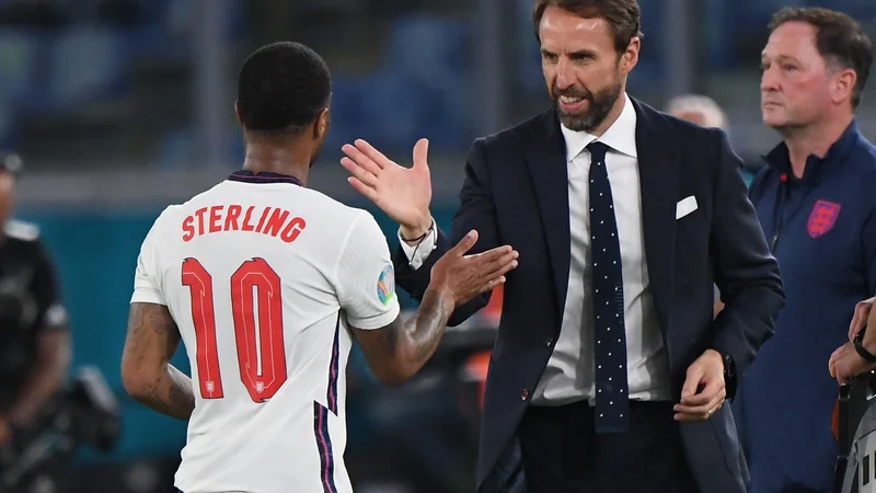 Fotografija: Gareth Southgate pozdravlja Raheema Sterlinga, ki je tudi v Rimu odigral odlično partijo. FOTO: Alberto Lingria/Reuters