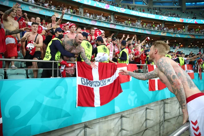 Kapetan danske reprezentance Simon Kjaer je med navijače v Bakuju vrgel svoj dres. FOTO: Tolga Bozoglu/Reuters