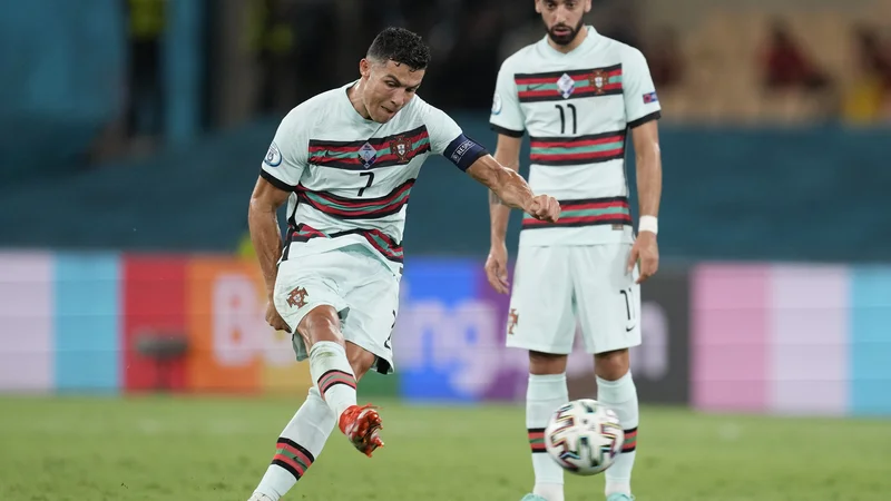 Fotografija: Portugalci, na fotografiji levo Cristiano Ronaldo, so v Sevilli izgubili z Belgijo in se podali na predčasne počitnice. FOTO: Thanassis Stavrakis/Reuters