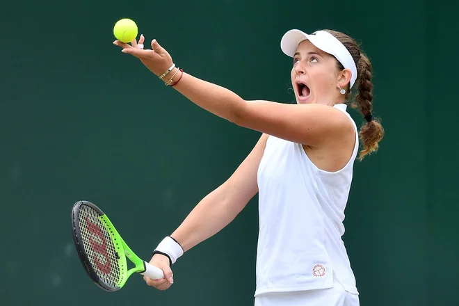 Jelena Ostapenko med začetnim udarcem na obračunu z Ajlo Tomljanović v Wimbledonu, kjer so besede odmevale bolj kot udarci z loparjem. FOTO:&nbsp;Ben Stansall/AFP