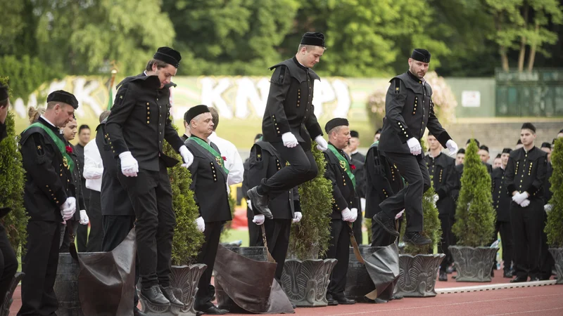 Fotografija: Skok čez kožo je vstopnica v rudarski stan. FOTO: Jure Eržen/Delo