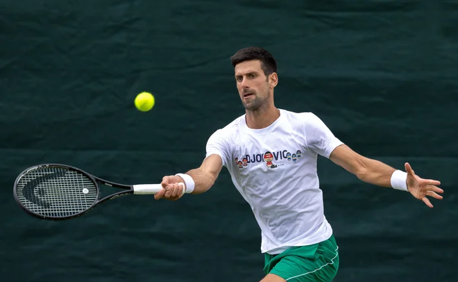 Novak Đoković je vnovič prvi favorit za lovoriko. FOTO: David Gray/Reuters