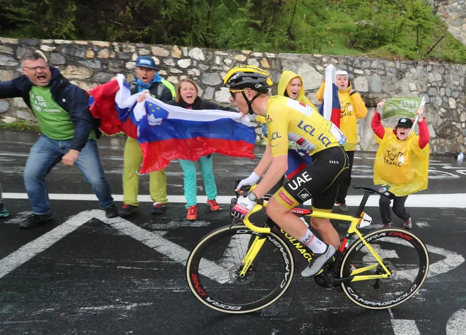 Tadej Pogačar je na pedala stopil 4 km pred ciljem, kjer ga je čakalo največ slovenskih navijačev. FOTO: Dejan Javornik