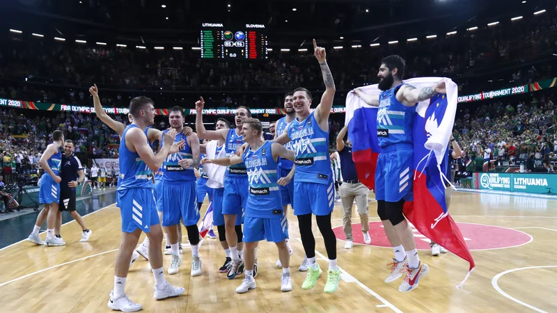 Fotografija: Slovenci rajajo v Kaunasu. FOTO: Ints Kalnins/Reuters