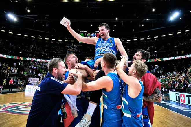 Presrečni Luka Dončić s soigralci po razglasitvi najboljšega košarkarja olimpijskih kvalifikacij v Kaunasu. FOTO: FIBA