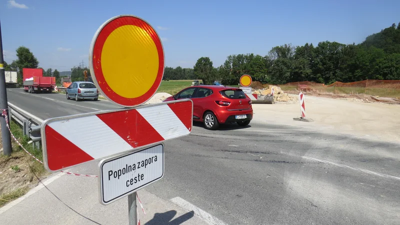 Fotografija: Gradbinci bodo krožišče na Vidmu predvidoma zgradili do jeseni. FOTO: Bojan Rajšek/Delo