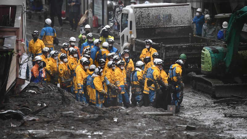 Fotografija: Pod blatom iščejo preživele. FOTO: Charly Triballeau/AFP
