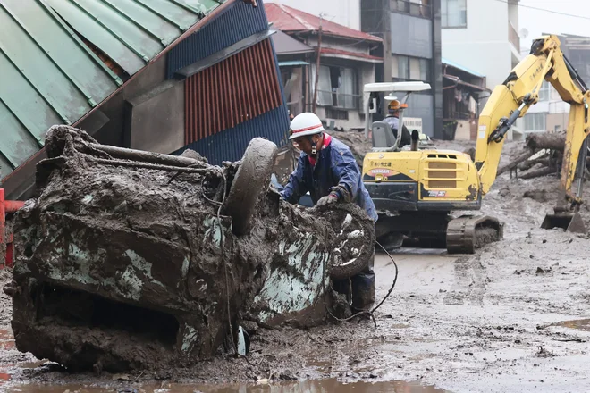 Odnašalo je avtomobile. FOTO: Str/AFP