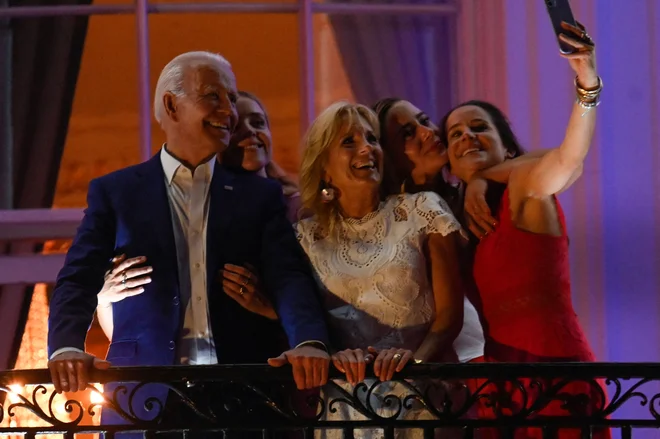 Ameriški predsednik Joe Biden, prva dama Jill Biden, hči Ashley Biden in vnukinji Finnegan Biden ter Naomi Biden se fotografirajo med praznovanjem dneva neodvisnosti v Beli hiši. FOTO: Andrew Caballero-reynolds/Afp<br />
