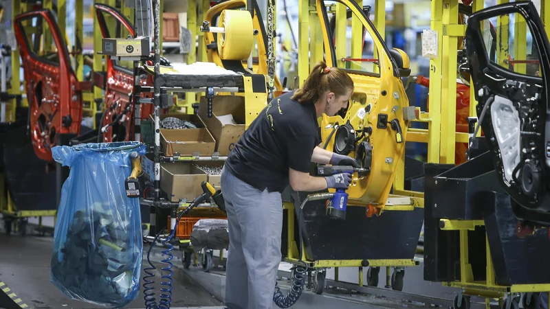 Fotografija: Po delavcih v industriji je ta čas rekordno povpraševanje. FOTO: Jože Suhadolnik/Delo