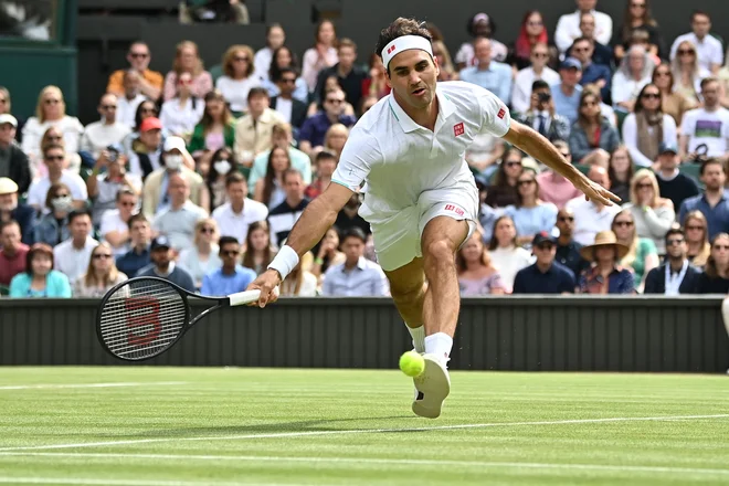 Danes se na teniškem turnirju v Wimbledonu začenjajo dvoboji osmine finala. Igrala bosta tudi Novak Đoković in Roger Federer, ena glavnih favoritov za zmago. Rogerja Federerja čaka Lorenzo Sonego, trenutno 27. igralec sveta. Švicar je do osmine finala oddal le en niz enako kot Italijan. Federer je na sveti travi slavil že osemkrat. FOTO: Ben Stansall/Afp
