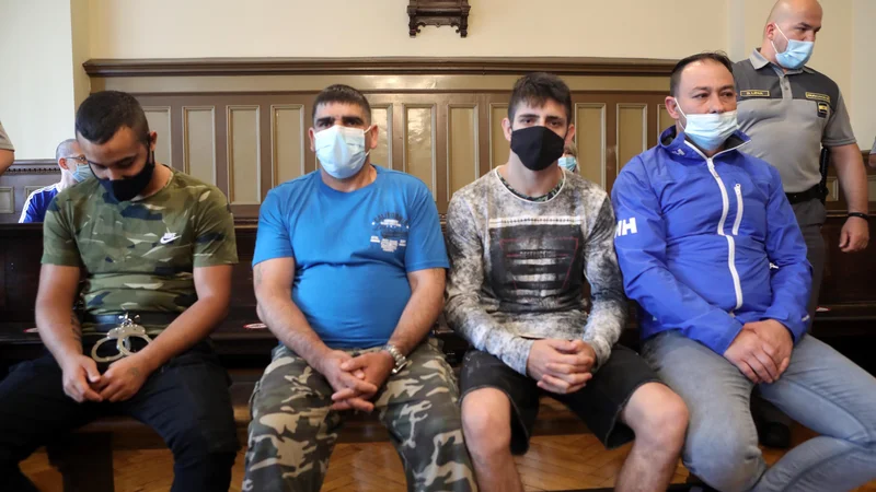 Četverica (z leve), Darjan Hudorovac, Stanislav Mlakar, Sandi Brezar in Stojan Kovačič, je krivdo priznala. FOTO: Igor Mali