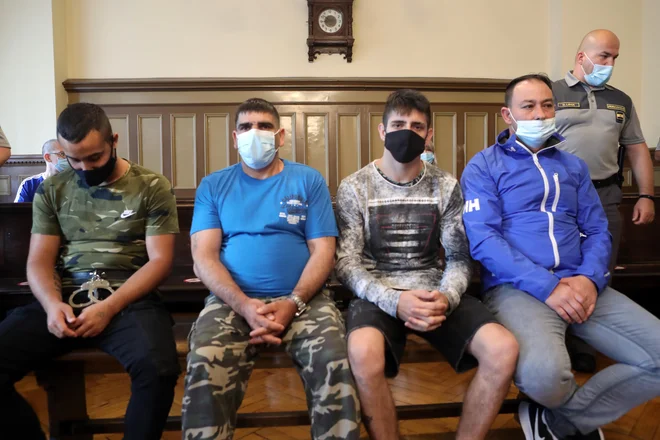 Četverica (z leve), Darjan Hudorovac, Stanislav Mlakar, Sandi Brezar in Stojan Kovačič, je krivdo priznala. FOTO: Igor Mali
