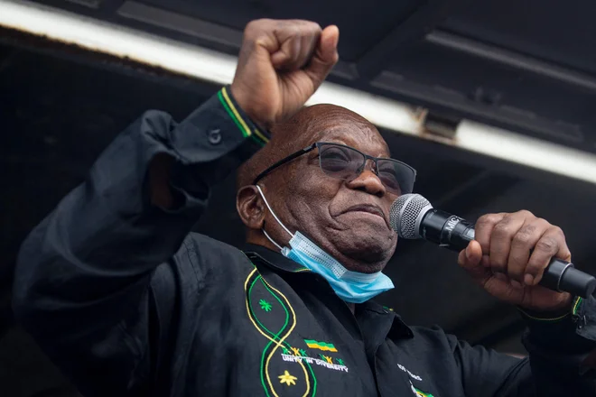 Jacob Zuma trdi, da bi bil odhod za rešetke zanj enak smrtni obsodbi. FOTO: Emmanuel Croset/AFP