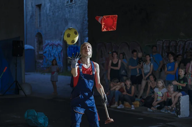 Prvič v življenju doživim cirkus, ki mi je blizu. Razumem zgodbo, ki jo pripovedujejo cirkusanti. Po svoje seveda. Popolna zbranost posameznikov in skupine je osupljiva. FOTO: Jože Suhadolnik/Delo