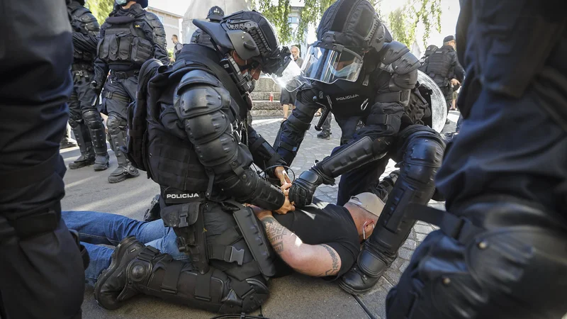 Fotografija: Generalni direktor policije Anton Olaj je s poročilom o nadzoru nad policijskim ravnanjem na Prešernovem trgu že seznanjen, a čaka na pripombe PU Ljubljana. FOTO: Jože Suhadolnik/Delo