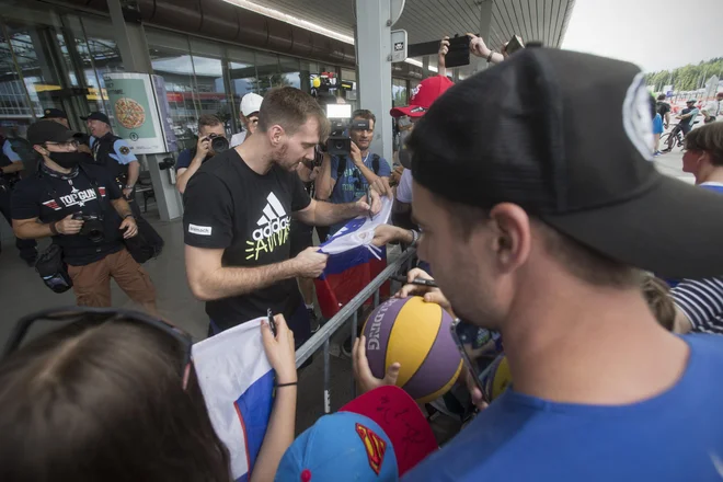 Goran Dragić je že pred leti sklenil reprezentančno kariero in ne bo doživel olimpijskega čara. Bo pa družino Dragić pod petimi krogi zastopal mlajši brat Zoran, ki ga ni bilo zraven leta 2017, ko so Slovenci z Gogijem na čelu iz Istanbula prinesli zlato. FOTO: Jure Eržen/Delo