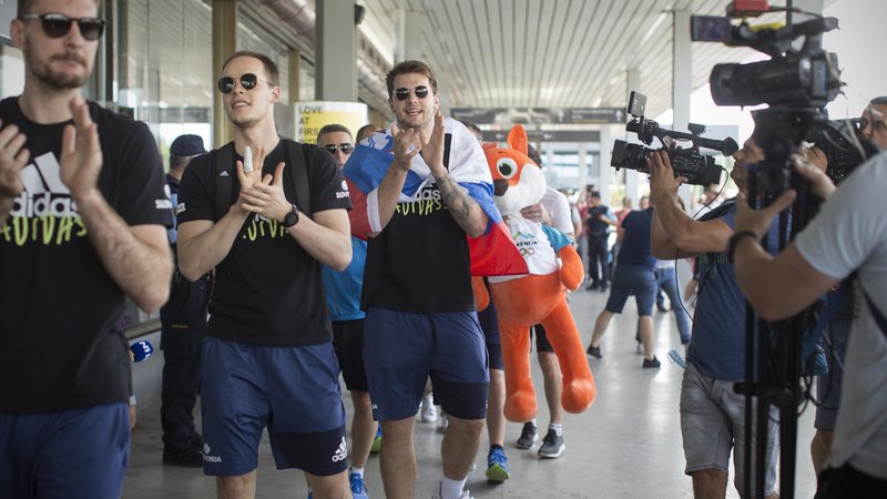 Fotografija: Prihod košarkarjev na brniško letališče. FOTO: Jure Eržen/Delo