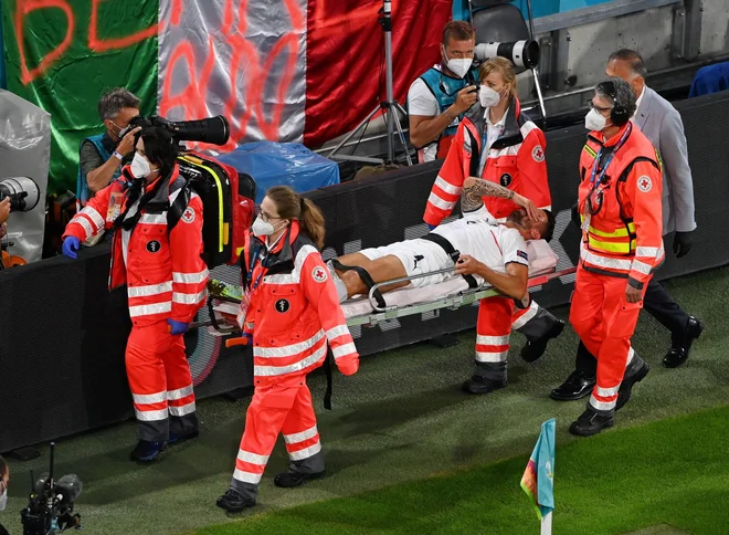 Leonardo Spinazzola je na nosilih zapustil igrišče proti Belgiji. FOTO: Stuart Franklin/Reuters