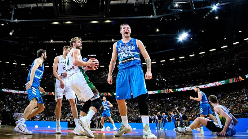 Luka Dončić in drugi slovenski junaki bitke za Kaunas so si pošteno dali duška že med odločilno tekmo z Litvo. FOTO: FIBA