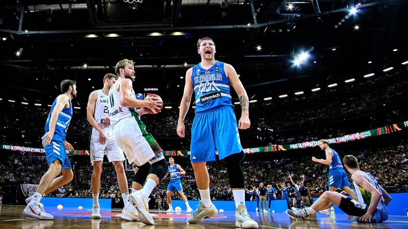 Fotografija: Luka Dončić in drugi slovenski junaki bitke za Kaunas so si pošteno dali duška že med odločilno tekmo z Litvo. FOTO: FIBA