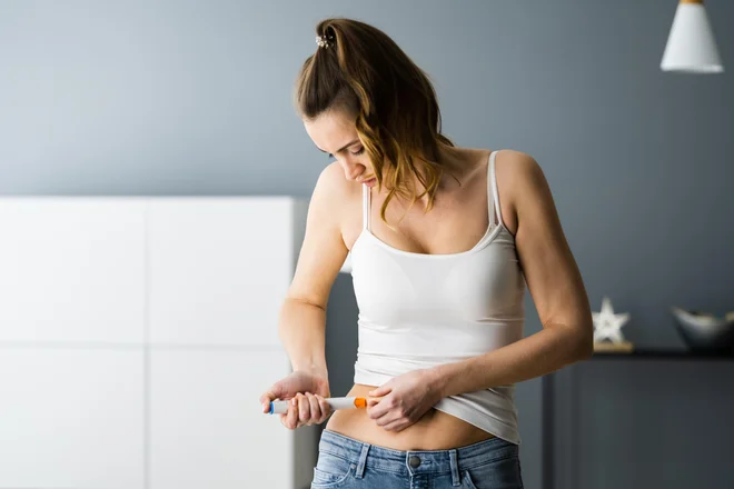 Novo zdravilo se s peresnikom oziroma avtoinjektorjem aplicira v stegensko mišico ali tkivo na trebuhu. FOTO: Andrey Popov/Shutterstock