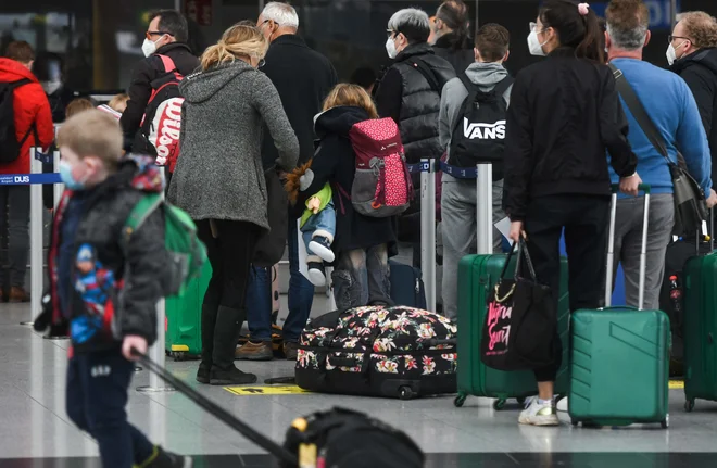 Gneča na nemških letališčih. FOTO: Ina Fassbender/AFP
