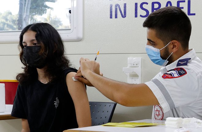 60 odstotkov Izraelcev je bilo cepljenih s Pfizerjevim cepivom. FOTO: Jack Guez/AFP