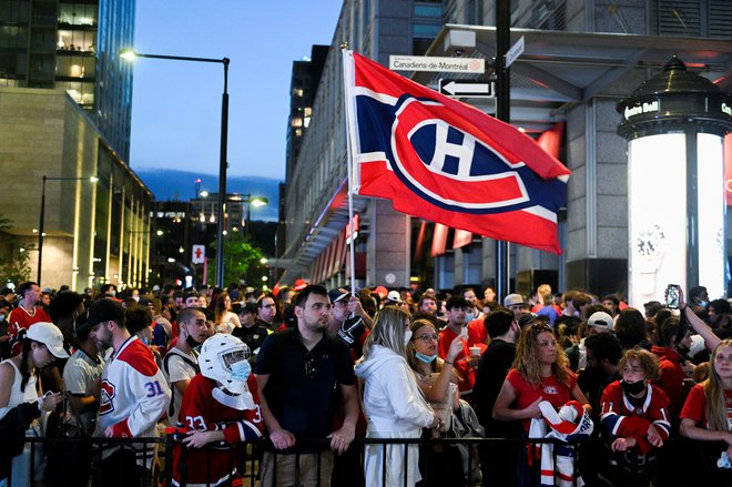 V svetovni hokejski prestolnici Montrealu domači navijači še niso obupali in v središču mesta množično spodbujajo svoje hokejiste, ki jih v dvorani zaradi ukrepov proti covid-19 lahko spremlja le 3500 gledalcev. FOTO: Andrej Ivanov/Reuters