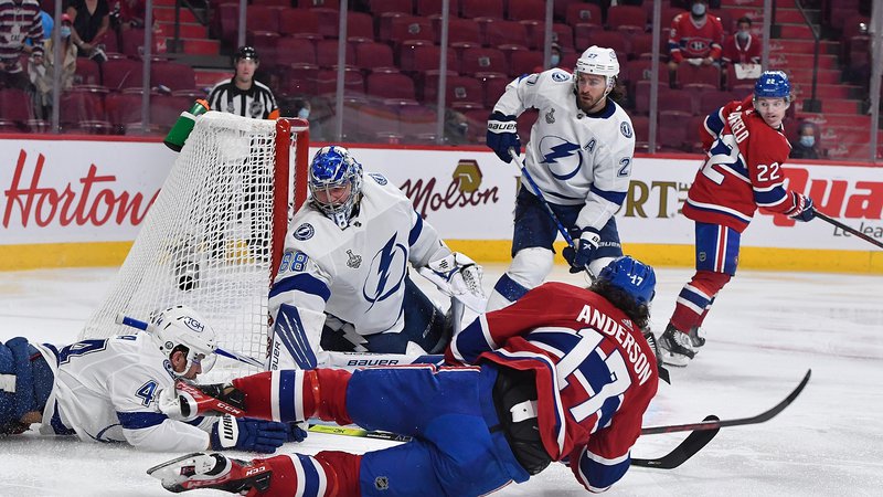 Fotografija: Josh Anderson (17) je bil vpodaljšku mož odločitve in je premagal vratarja Tampe Andreja Vasilevskija za prvo zmago Montreala v finalu NHL. FOTO: Eric Bolte/Usa Today Sports