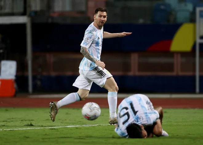 Lionel Messi se tudi na južnoameriškem nogometnem prvenstvu poigrava s tekmeci. FOTO: Amanda Perobelli/Reuters