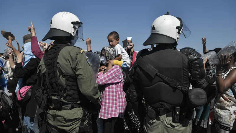 Fotografija: Nekatere manjšine v EU doživljajo dvakrat več nasilja in nadlegovanja iz sovraštva kot splošno prebivalstvo, vendar kar devet od desetih žrtev tega ne prijavi. FOTO: Louisa Gouliamaki/AFP