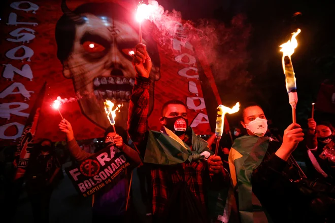 Ljudje sodelujejo v protestu proti brazilskemu predsedniku Jairju Bolsonaru v Sao Paulu. FOTO: Mariana Greif/Reuters<br />
&nbsp;