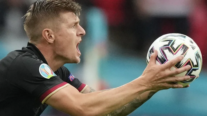 Fotografija: Toni Kroos se jezi med tekmo z Anglijo na Wembleyju. FOTO: Frank Augstein/Reuters