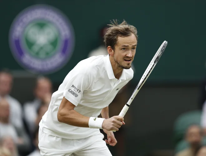 Danil Medvedjev med obračunom s Hubertom Hurkaczem, ki se je v ponedeljek zvečer končal z vodstvom Rusa s 4:3 v četrtem nizu. FOTO: Peter Nicholls/Reuters